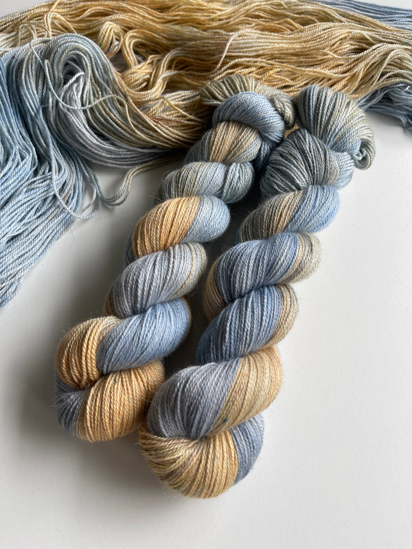 Alpaca silk: Straw on blue