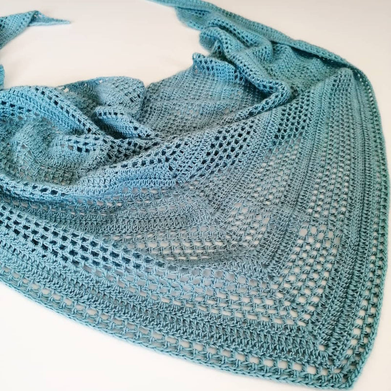 Crochet pattern 'Blue flower haze shawl'