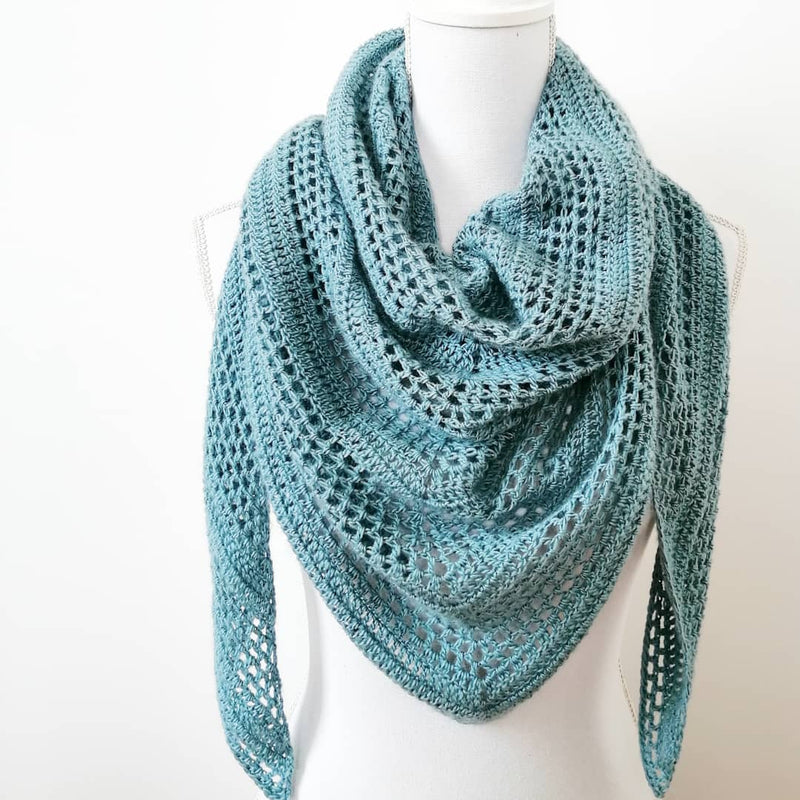 Crochet pattern 'Blue flower haze shawl'